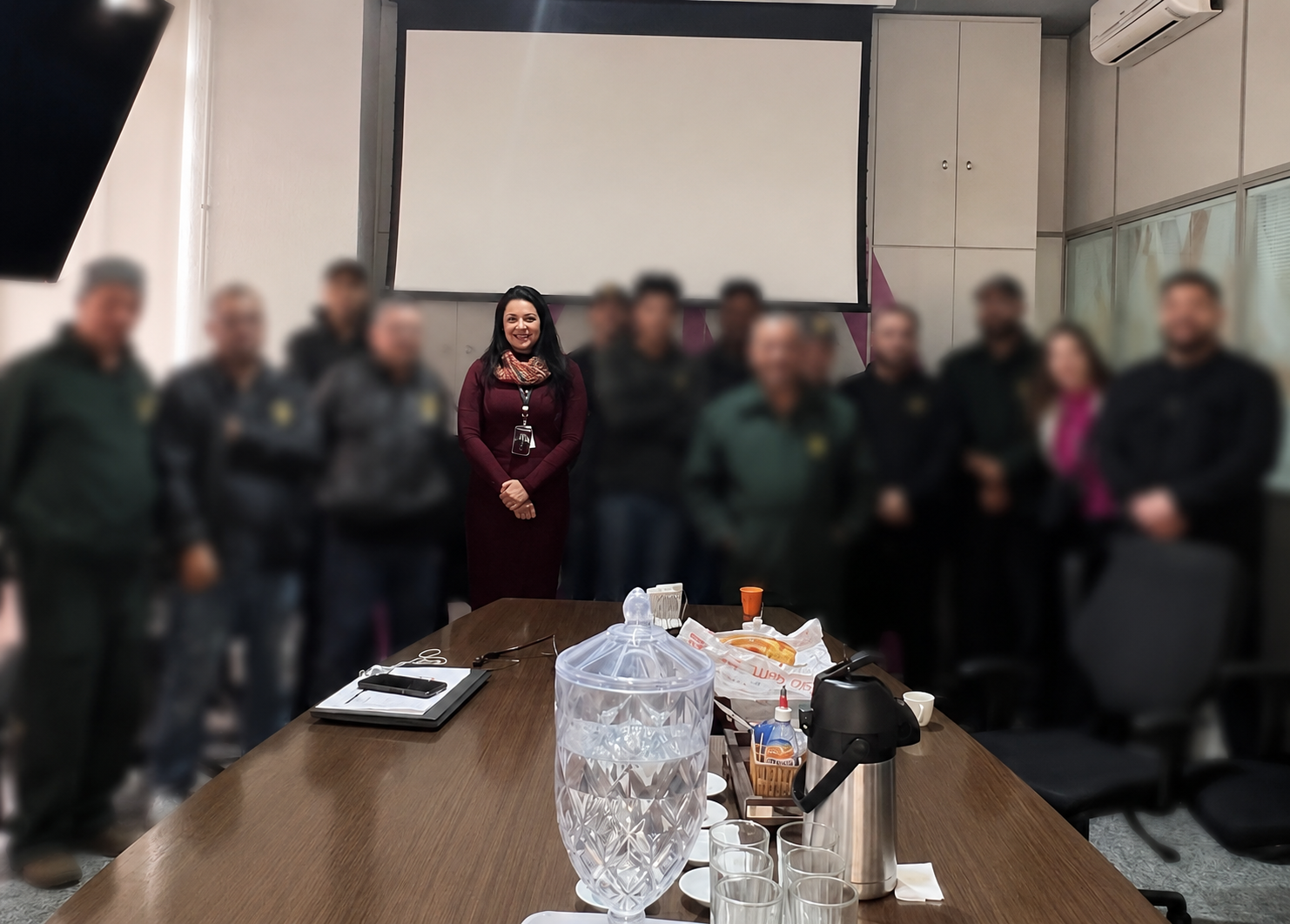 Fabrícia Leoni em treinamento com equipe operacional