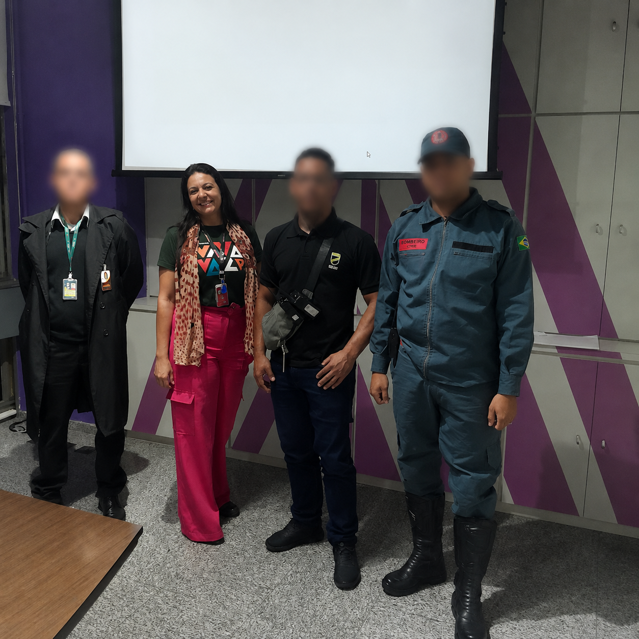 Fabrícia Leoni em articulação com equipes de segurança