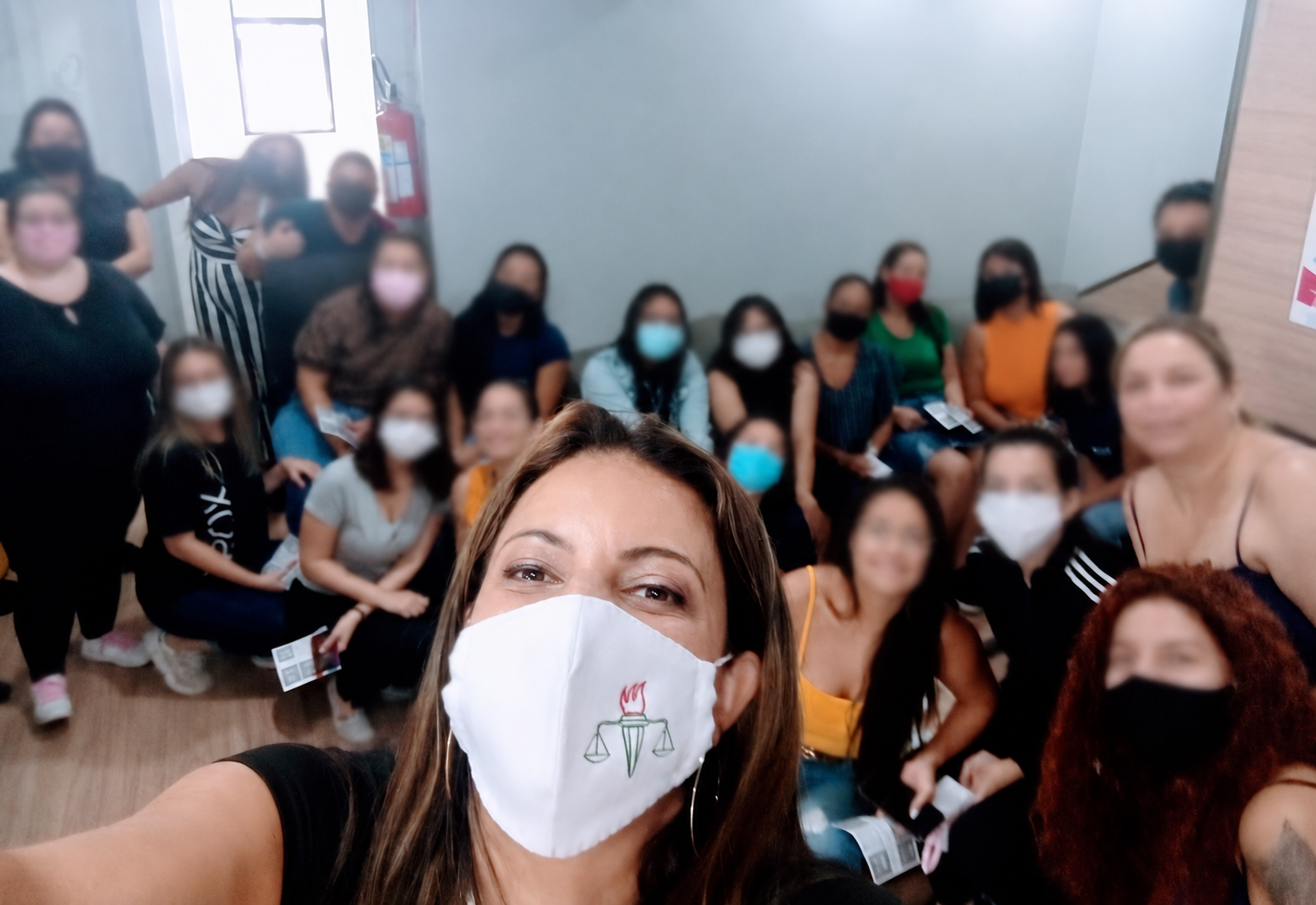 Fabrícia Leoni com participantes de uma capacitação